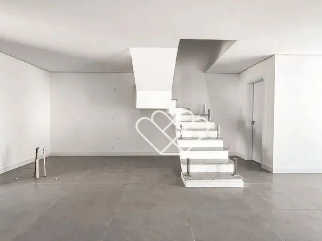 Imagem 2: Apartamento Amplo com 3 Dormitórios e Suíte em Localização Privilegiada Conforto E