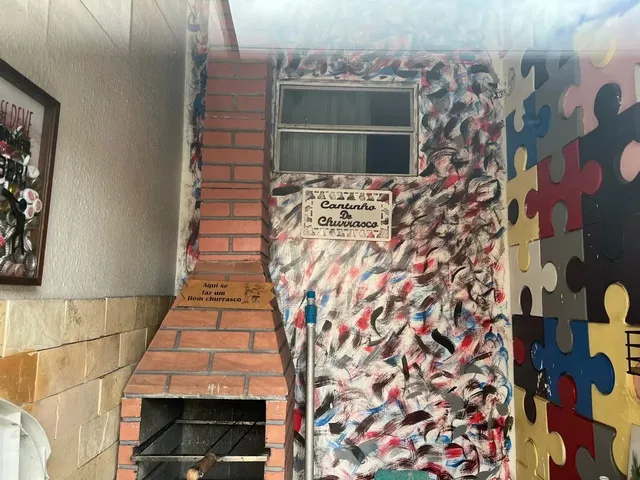 Imagem: A casa possui 3 Dormitórios, 2 Banheiros, 2 Vagas na
