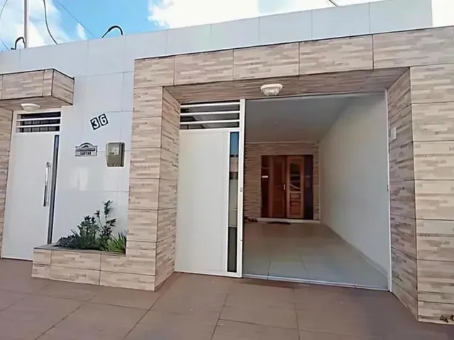 Imagem: A casa possui 3 Dormitórios, 2 Banheiros, 2 Vagas na