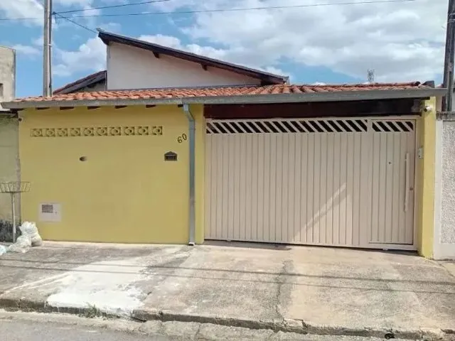 Imagem: A casa possui 3 Dormitórios, 1 Suíte, 2 Banheiros, 3