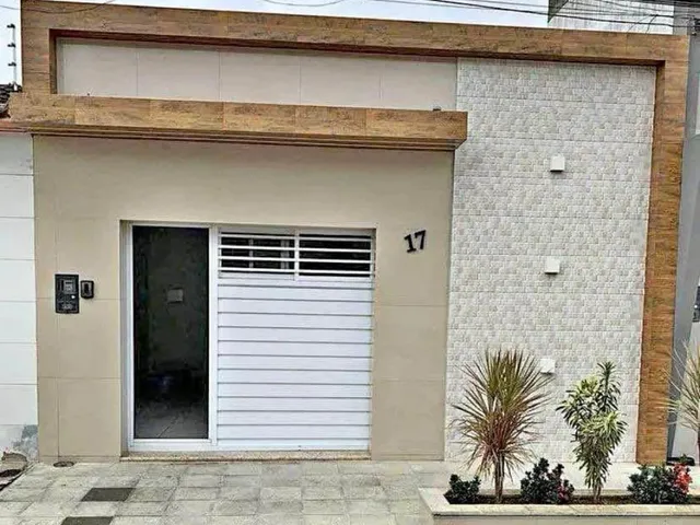 Imagem: A casa possui 3 Dormitórios, 2 Banheiros, 1 Vaga na