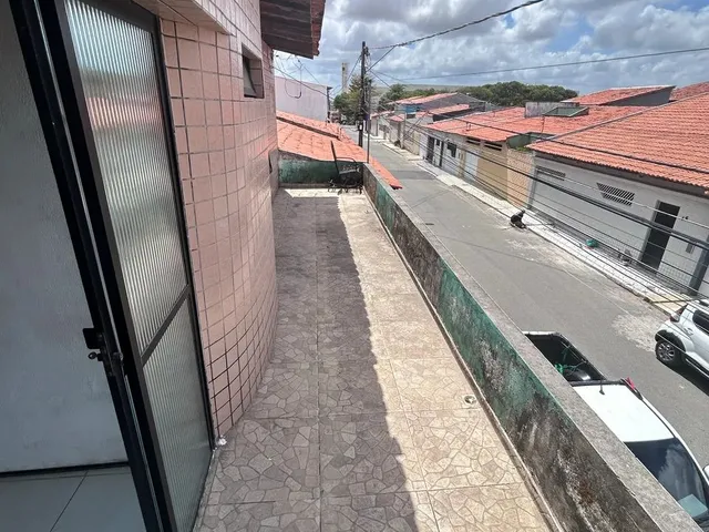 Imagem: A casa possui 4 Dormitórios, 1 Suíte, 2 Banheiros, 2
