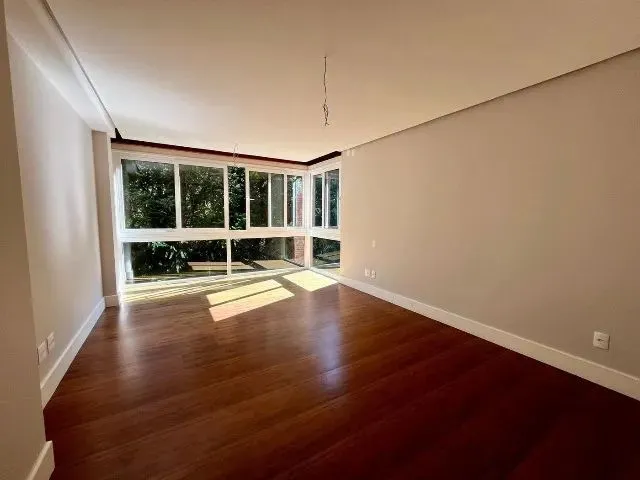 Imagem 10: Apartamento Alto Padrão À Venda em Gramado - Semi-Mobiliado - Abaixo do Preço De
