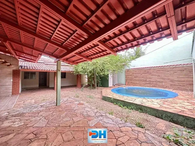 Imagem: A casa possui 4 Dormitórios, 4 Suítes, 5 Banheiros, 4 Vagas