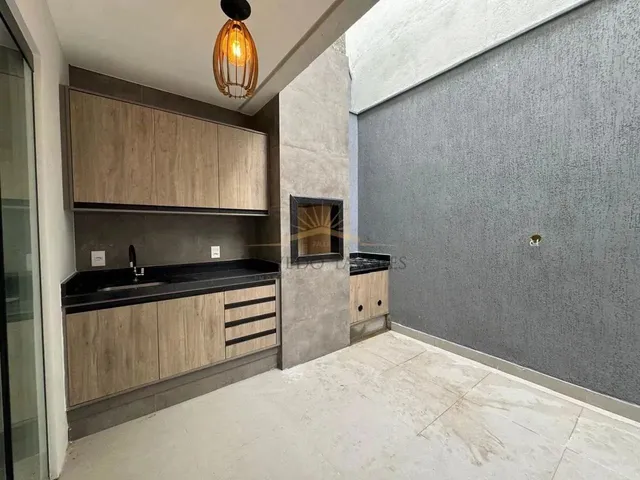 Imagem: A casa possui 3 Dormitórios, 1 Suíte, 3 Banheiros, 2