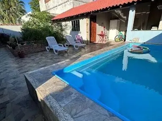 Imagem: A casa possui 4 Dormitórios, 2 Banheiros, 3 Vagas na