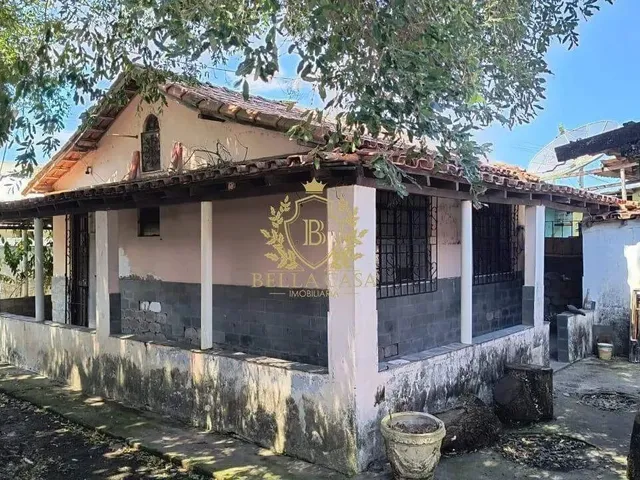 Imagem: A casa possui 3 Dormitórios, 2 Banheiros, 2 Vagas na