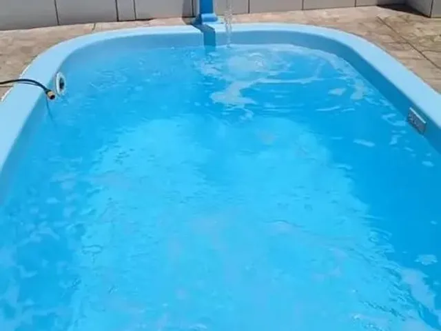 Imagem: A casa possui 2 Dormitórios, Acomodam 10 pessoas, 3 Vagas