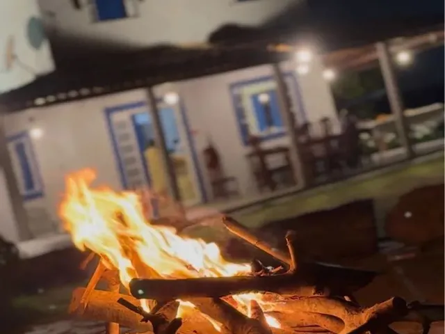 Imagem: A casa possui 2 Dormitórios, 2 Suítes, Acomodam 8