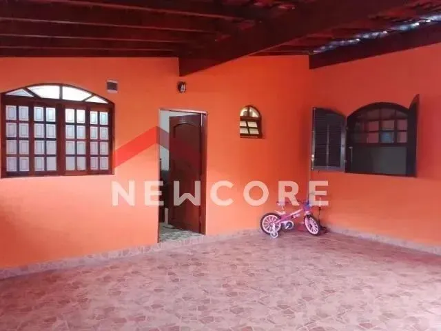 Imagem: A casa possui 3 Dormitórios, 3 Banheiros, 196m² de Área