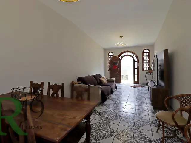 Imagem: A casa possui 6 Dormitórios, 2 Suítes, 3 Banheiros, 5 Vagas