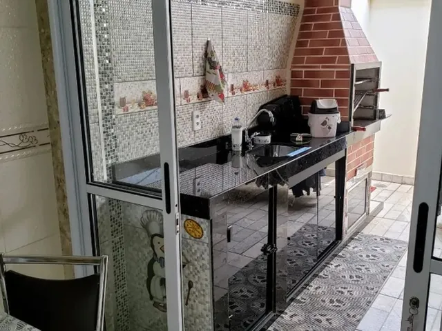 Imagem: O terreno possui 2 Dormitórios, 1 Banheiro, 1 Vaga na