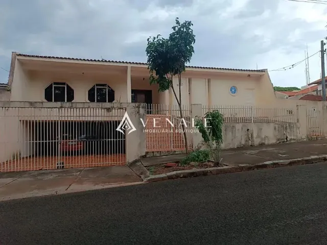 Imagem 2: Casa À Venda em Maringá, Zona 05, com 4 Suítes, com 328 M²