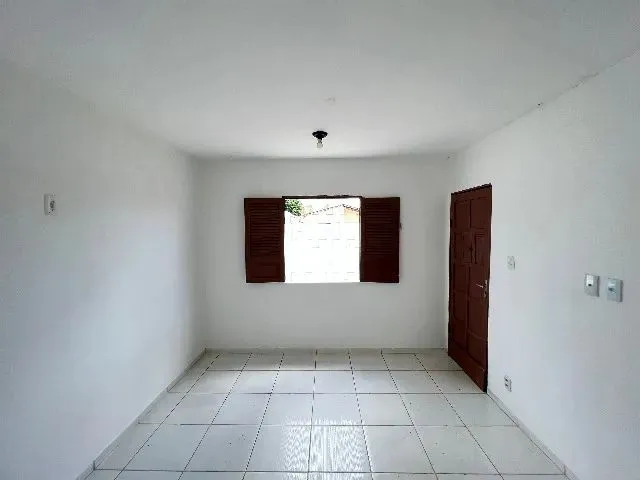 Imagem 4: Casa para Alugar com 02 Quartos no Bairro dos Ipês, em Excelente Localização