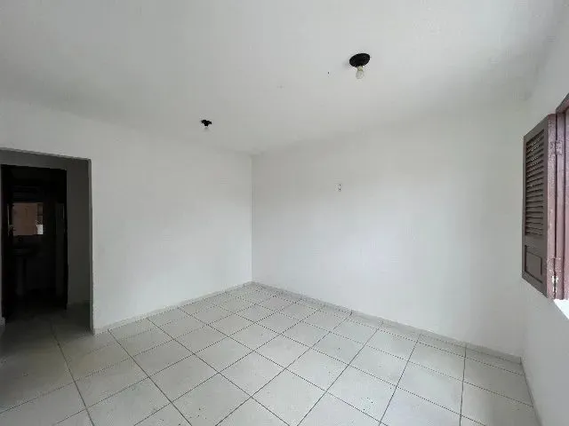 Imagem 3: Casa para Alugar com 02 Quartos no Bairro dos Ipês, em Excelente Localização