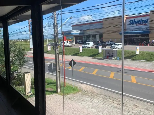 Imagem 6: Ampla Loja na Entrada da Garopaba / Sc
