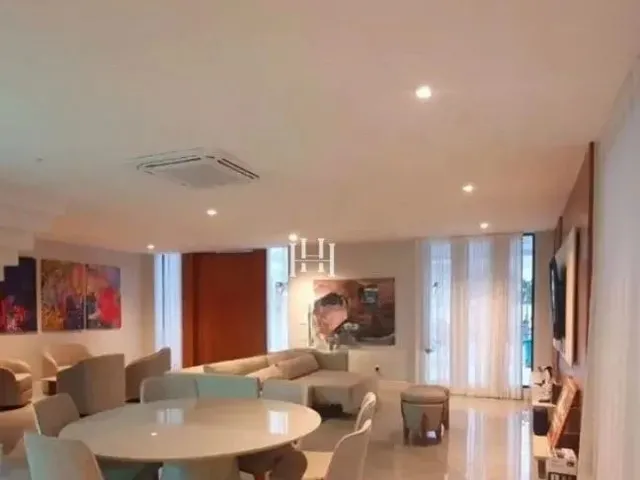Imagem: A casa em condomínio possui 4 Dormitórios, 4 Suítes, 5