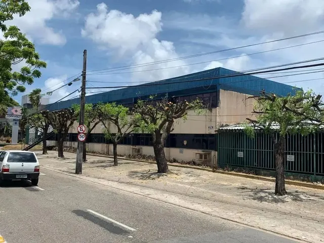 Imagem 1: O Imóvel Localizado na Av. Luciano Carneiro, Apresenta Ampla Área Construída, Ideal