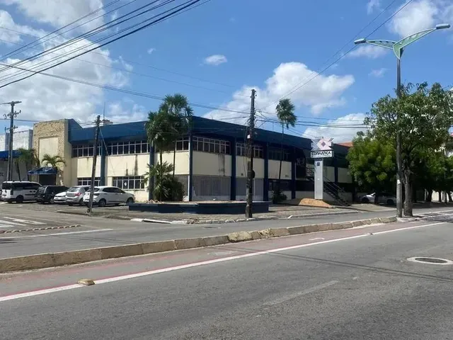 Imagem 2: O Imóvel Localizado na Av. Luciano Carneiro, Apresenta Ampla Área Construída, Ideal