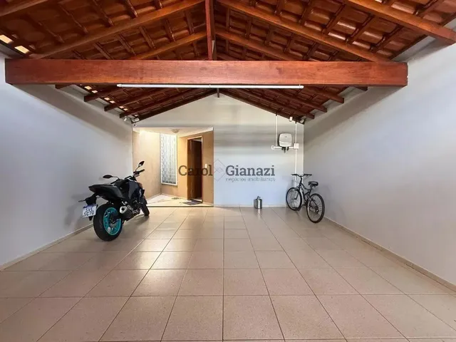 Imagem: A casa possui 3 Dormitórios, 1 Suíte, 2 Banheiros, 2