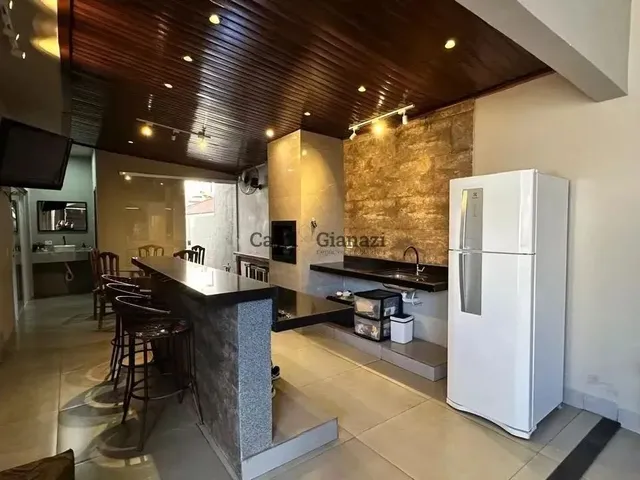 Imagem: A casa possui 3 Dormitórios, 1 Suíte, 3 Banheiros, 3