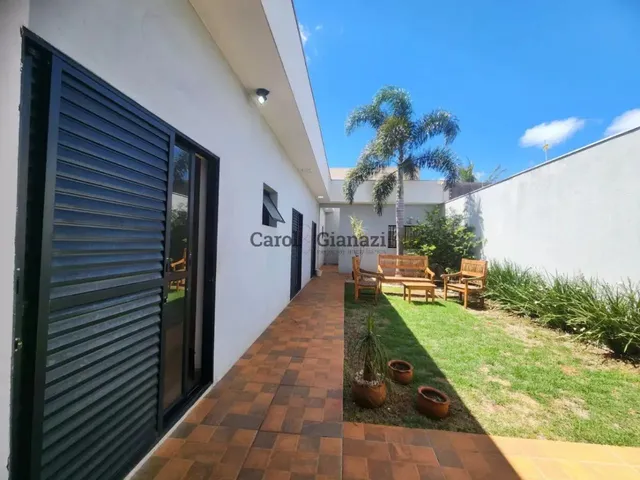Imagem: A casa possui 3 Dormitórios, 1 Suíte, 3 Banheiros, 2