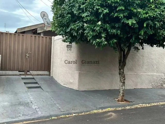 Imagem: A casa possui 3 Dormitórios, 1 Banheiro, 1 Vaga na