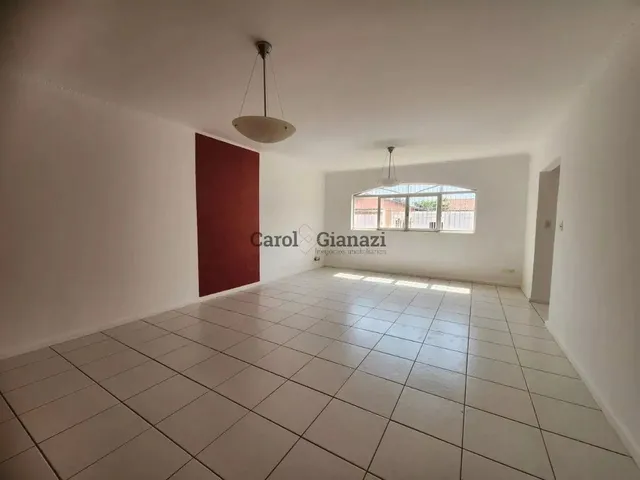 Imagem: A casa possui 5 Dormitórios, 1 Suíte, 4 Banheiros, 5