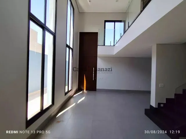 Imagem: A casa possui 3 Dormitórios, 1 Suíte, 3 Banheiros, 2