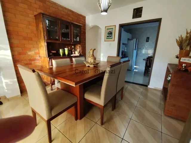 Imagem: A casa possui 3 Dormitórios, 1 Suíte, 2 Banheiros, 1 Vaga