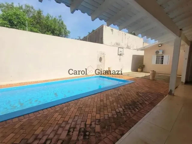 Imagem: A casa possui 3 Dormitórios, 1 Suíte, 2 Banheiros, 3