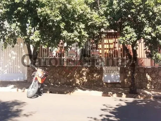 Imagem: A casa possui 3 Dormitórios, 2 Banheiros, 3 Vagas na