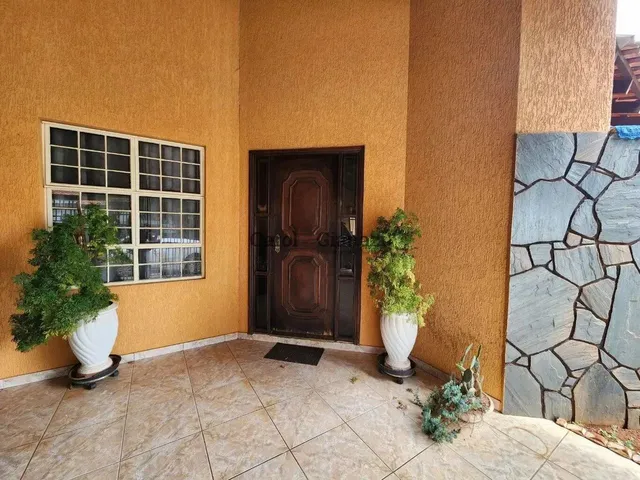 Imagem: A casa possui 3 Dormitórios, 2 Suítes, 2 Banheiros, 2