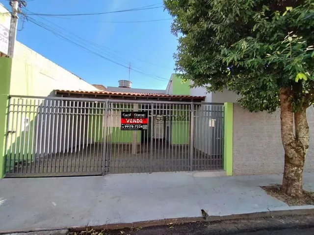 Imagem: A casa possui 3 Dormitórios, 1 Suíte, 1 Banheiro, 2 Vagas