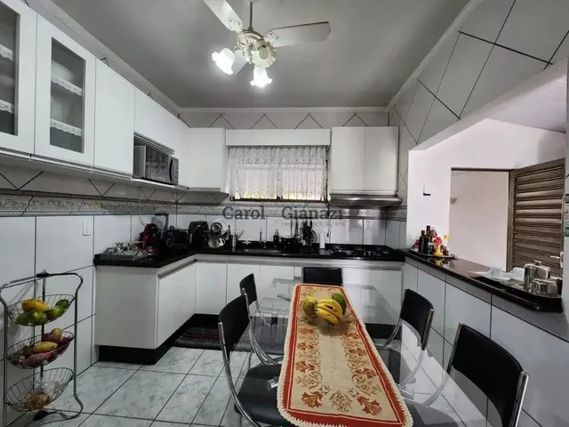 Imagem: A casa possui 3 Dormitórios, 1 Suíte, 2 Banheiros, 3