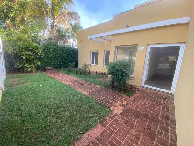 Imagem: A casa possui 2 Dormitórios, 1 Suíte, 4 Banheiros, 290m²