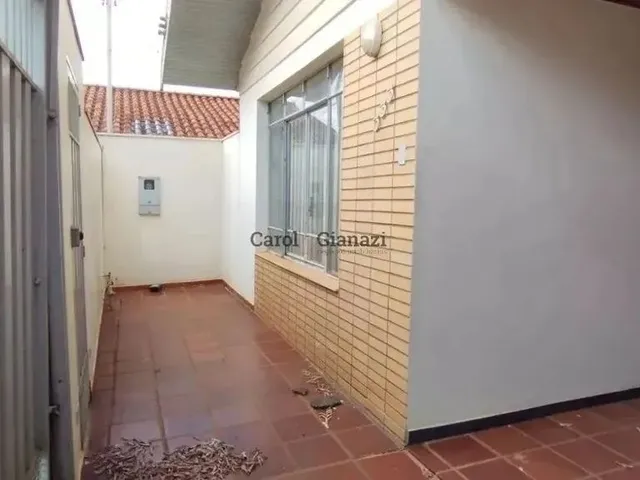 Imagem: A casa possui 3 Dormitórios, 1 Suíte, 3 Banheiros, 2