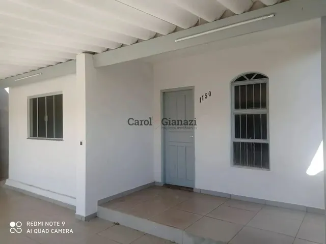 Imagem: A casa possui 3 Dormitórios, 2 Banheiros, 4 Vagas na