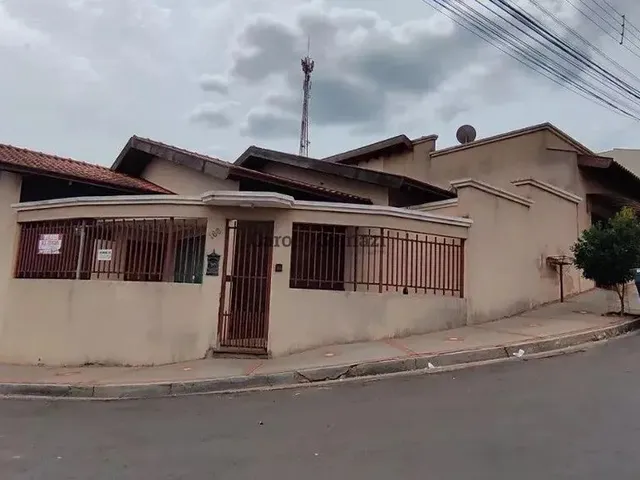 Imagem: A casa possui 3 Dormitórios, 3 Banheiros, 2 Vagas na