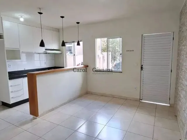 Imagem: A casa possui 2 Dormitórios, 1 Banheiro, 2 Vagas na