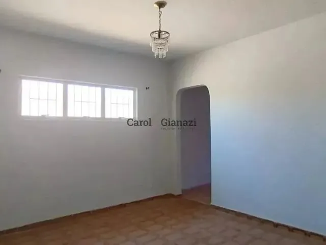 Imagem: A casa possui 3 Dormitórios, 1 Suíte, 2 Banheiros, 2