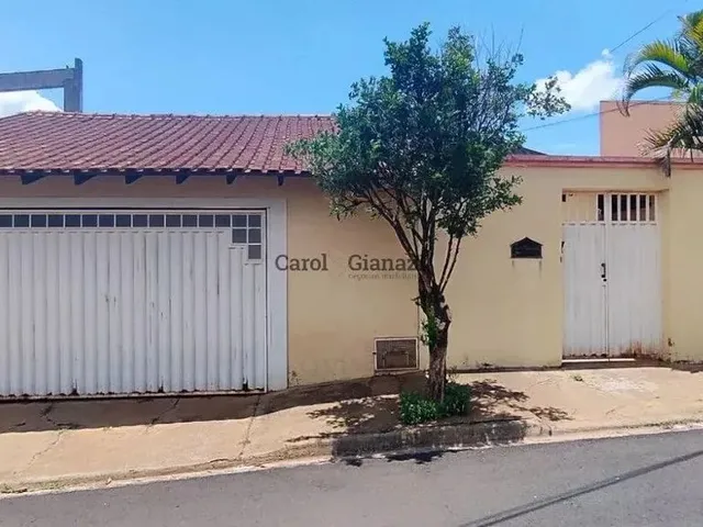 Imagem: A casa possui 2 Dormitórios, 1 Suíte, 1 Banheiro, 3 Vagas