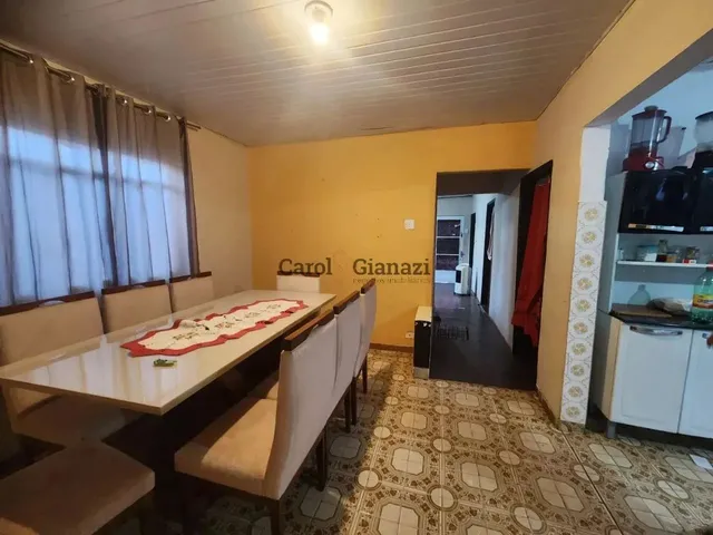 Imagem: A casa possui 3 Dormitórios, 2 Banheiros, 1 Vaga na
