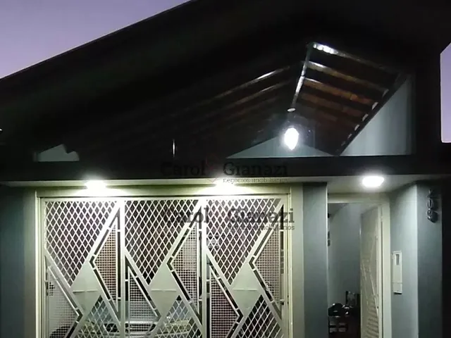 Imagem: A casa possui 3 Dormitórios, 2 Banheiros, 1 Vaga na