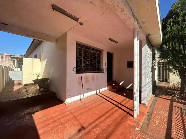 Imagem: A casa possui 4 Dormitórios, 2 Banheiros, 2 Vagas na