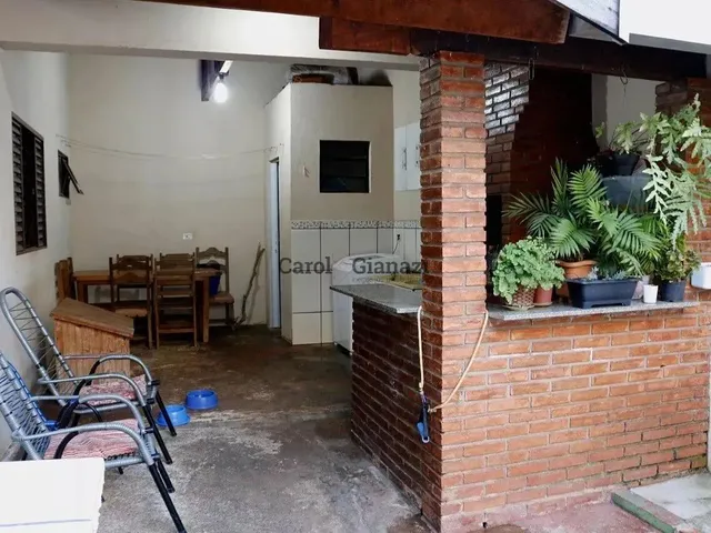 Imagem: A casa possui 2 Dormitórios, 1 Suíte, 2 Banheiros, 1 Vaga