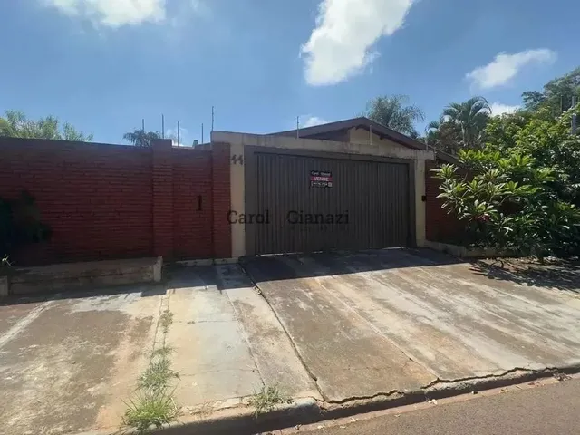 Imagem: A casa possui 3 Dormitórios, 1 Suíte, 2 Banheiros, 4