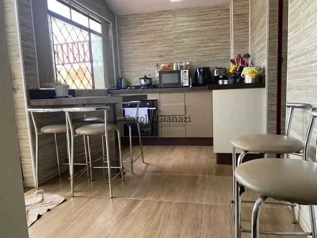 Imagem: A casa possui 5 Dormitórios, 1 Suíte, 3 Banheiros, 2