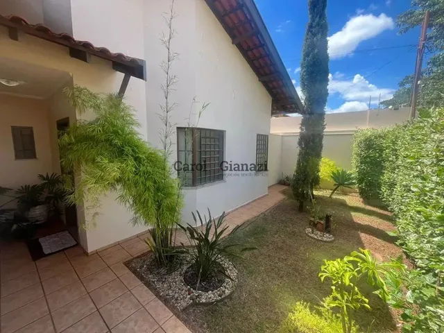 Imagem: A casa possui 4 Dormitórios, 2 Suítes, 5 Banheiros, 2
