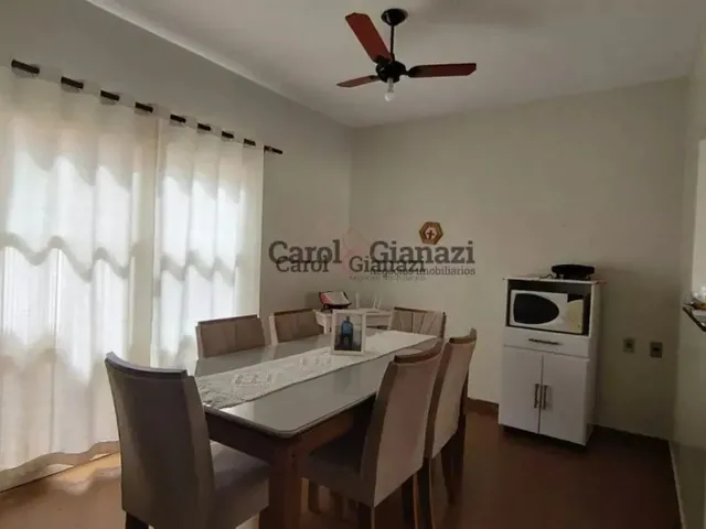 Imagem: A casa possui 3 Dormitórios, 1 Suíte, 1 Banheiro, 3 Vagas